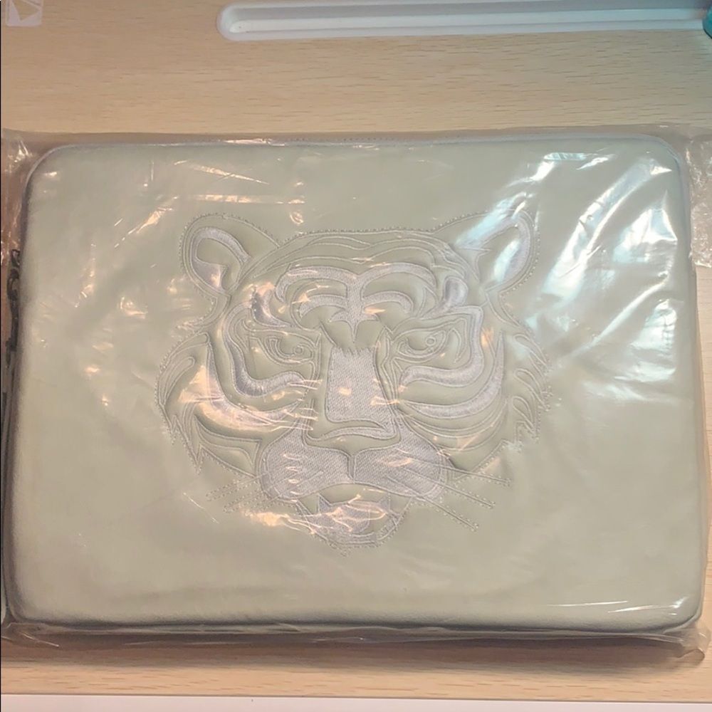 🔥 Deena & Ozzy Tiger Embroidered Laptop Sleeve – Urban Outfitters​